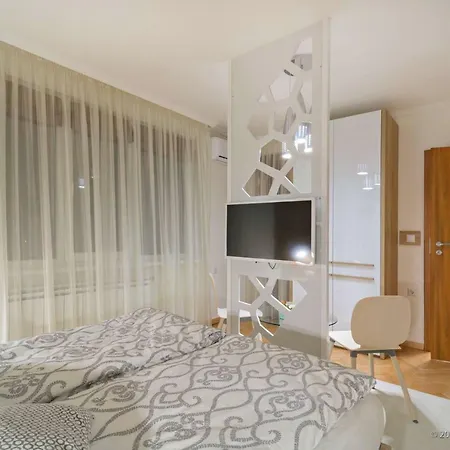 Art Apartment *